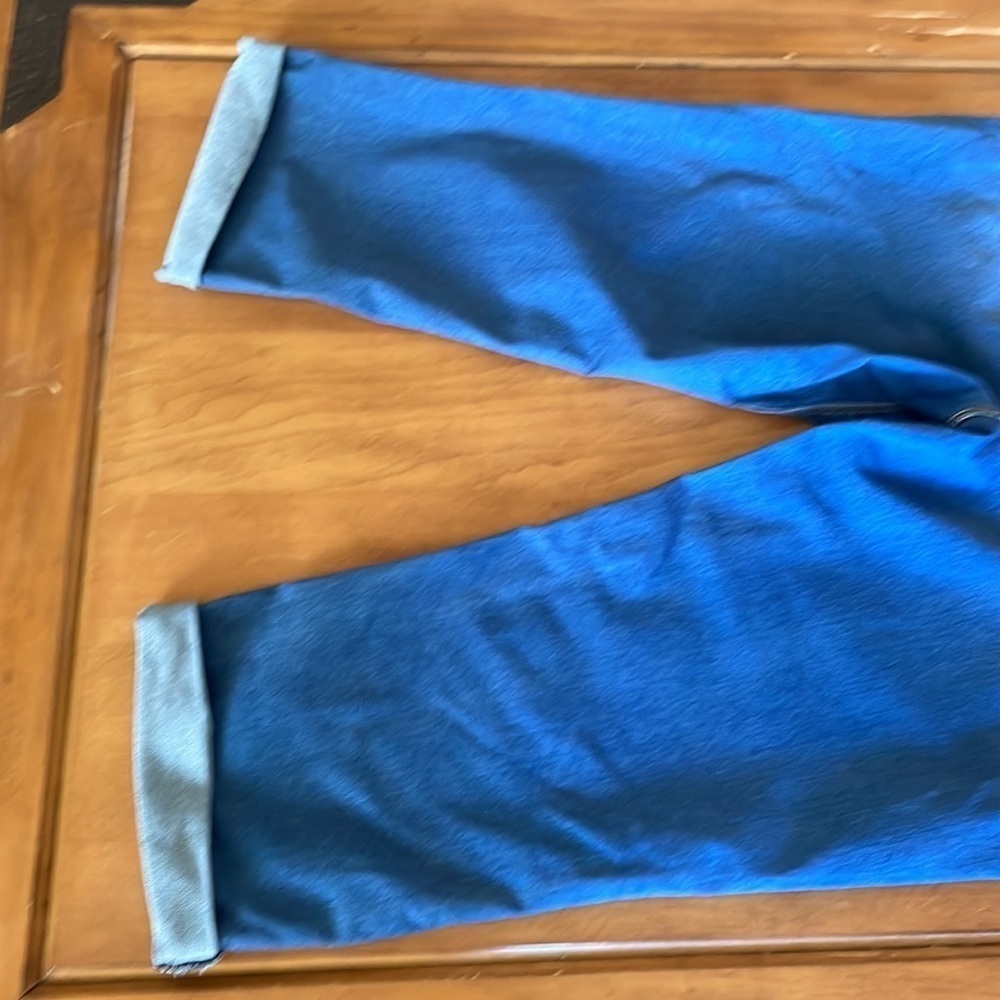 Royalty Distressed Capri Jeans Size: 12 - Picture 11 of 13